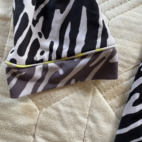 BCBG MAXAZRIA Long Sleeve Black and White Abstract Patterned Wrap Dress XS - Picture 5 of 6